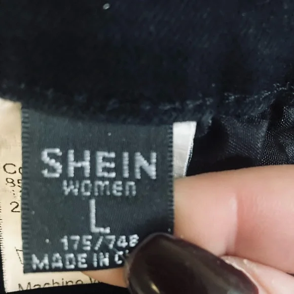 @Savanna New ⭐️ SHEIN Distressed Black Jeggings - Picture 3 of 3